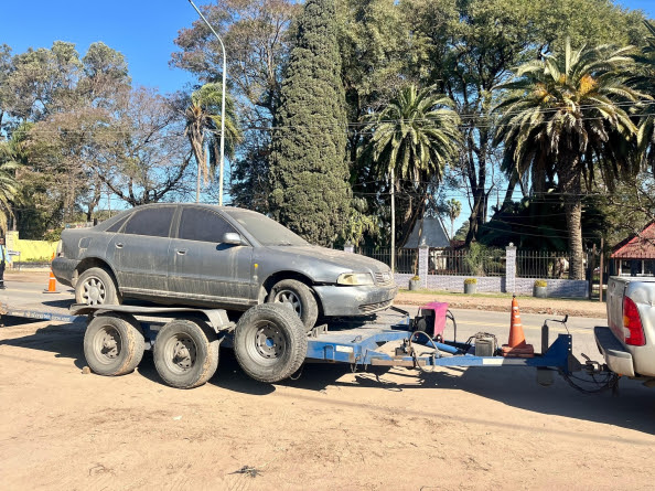 Comenzó la remoción de los vehículos depositados frente a las comisarías de Santo Tomé